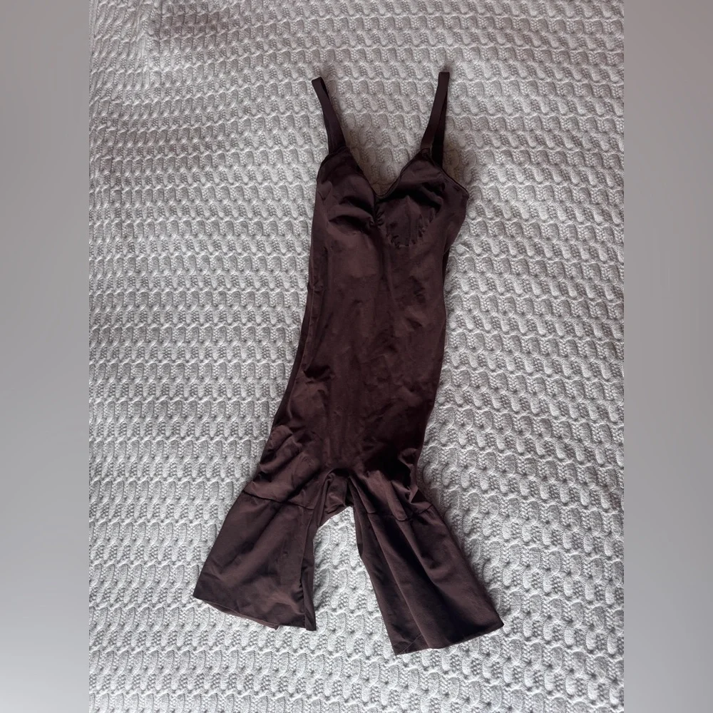 SKIMS Cocoa Everyday Sculpt Mid-Thigh Bodysuit - Picture 2 of 5